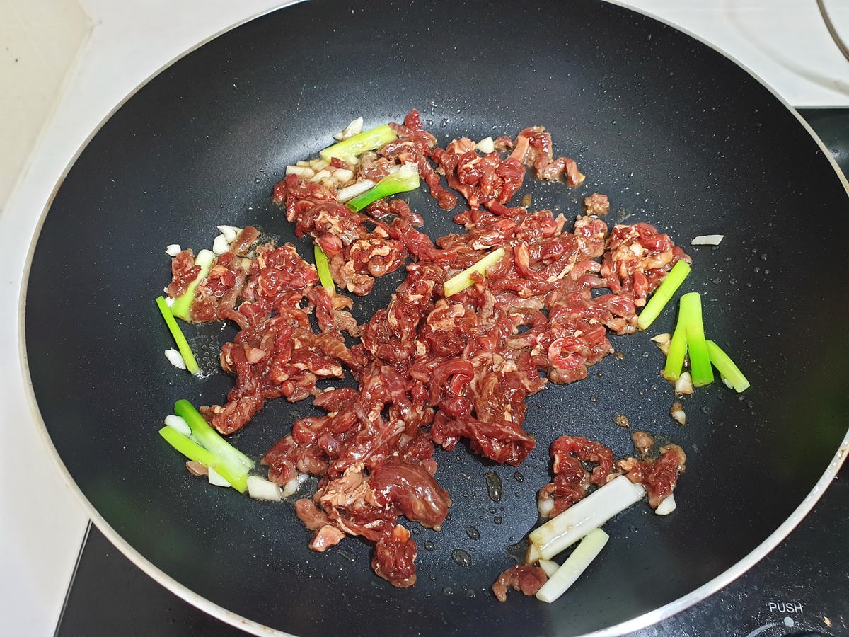 蔥爆牛肉絲 不加太白粉也不老 簡單快速上菜 - 第3張圖