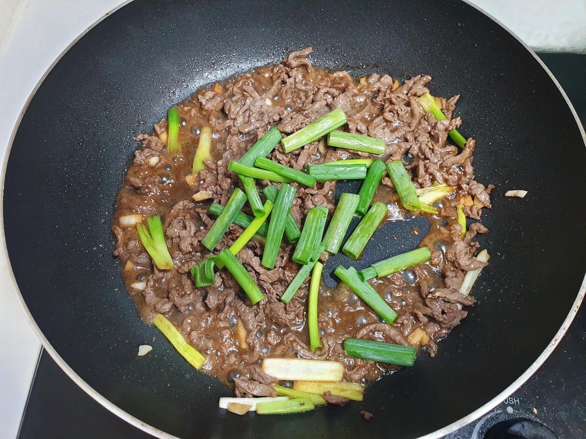 蔥爆牛肉絲 不加太白粉也不老 簡單快速上菜 - 第4張圖